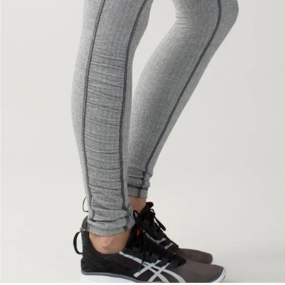 🐼Women Lululemon Athletica Gray and Black Leggings, size 4 - Picture 10 of 12